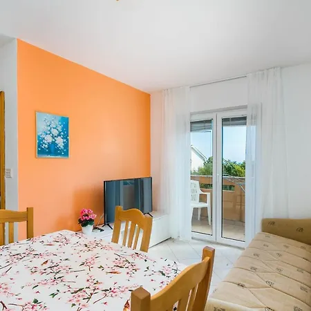 Luka Apartment *